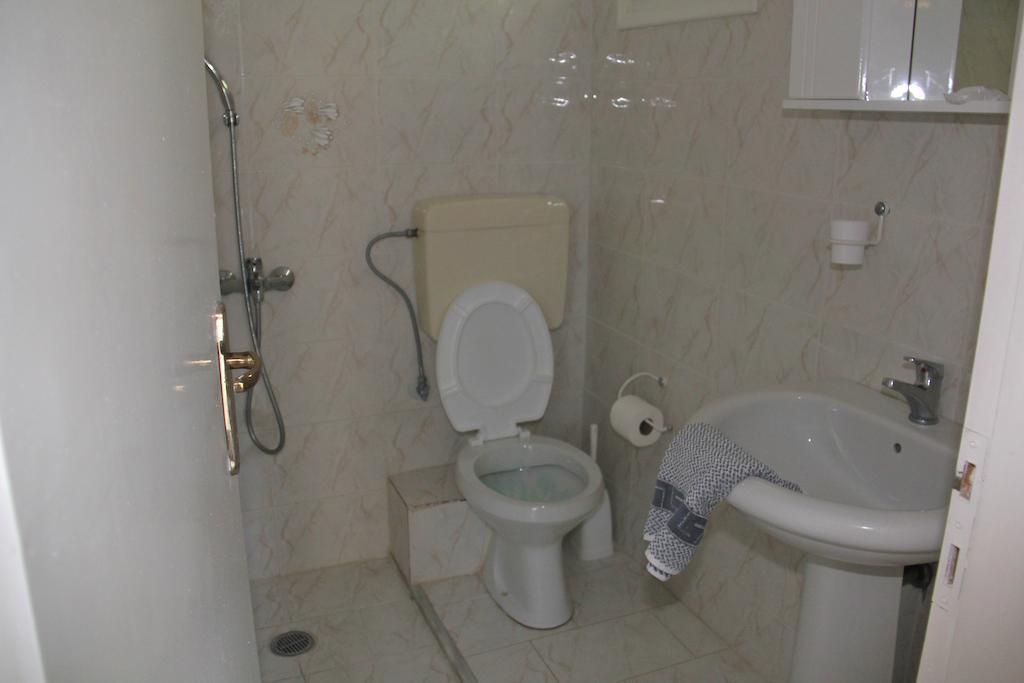 Theodora Studios Geni  Bilik gambar